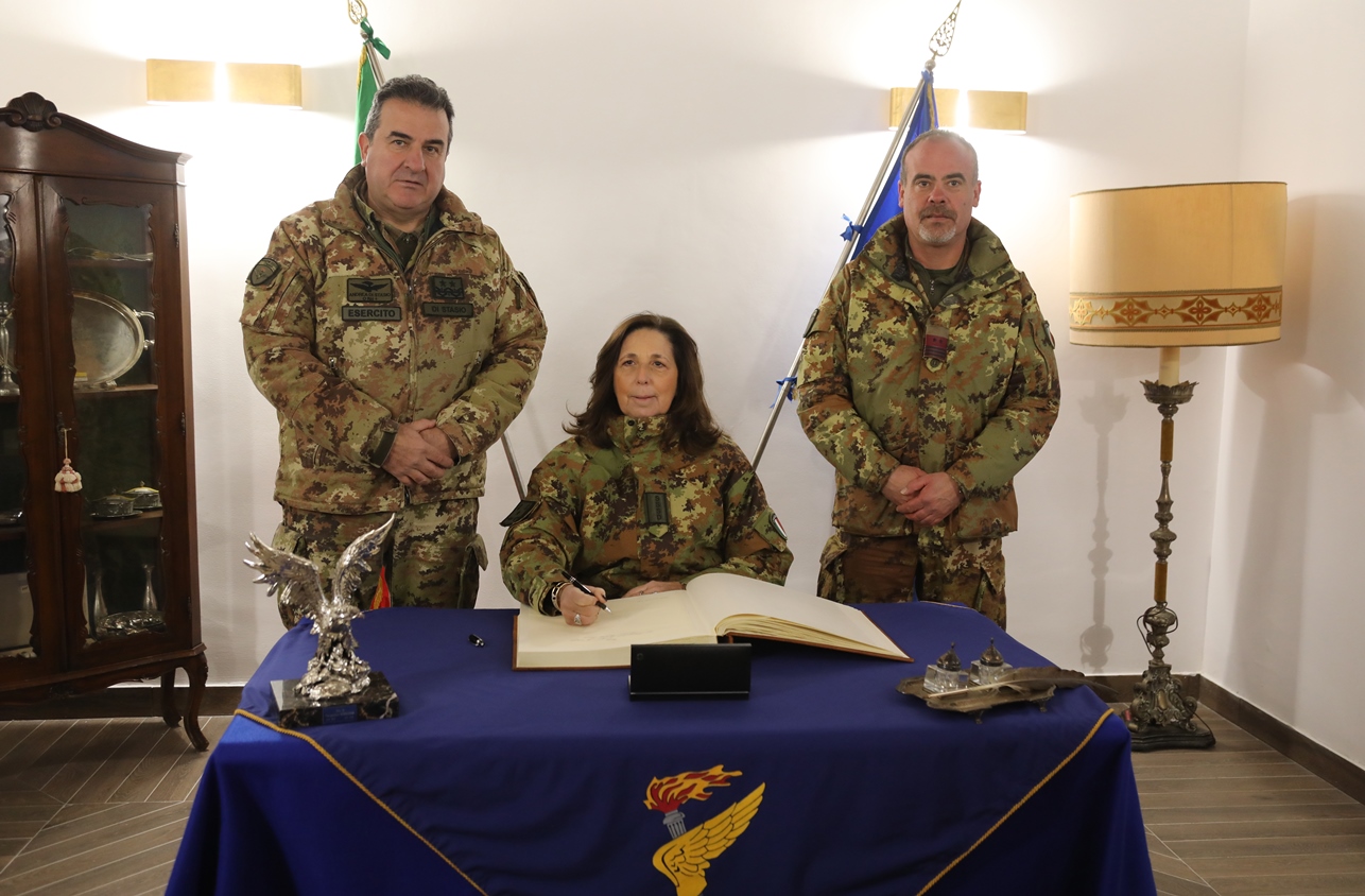 Foto 9. La firma dell'Albo d'Onore, con il Gen. Di Stasio