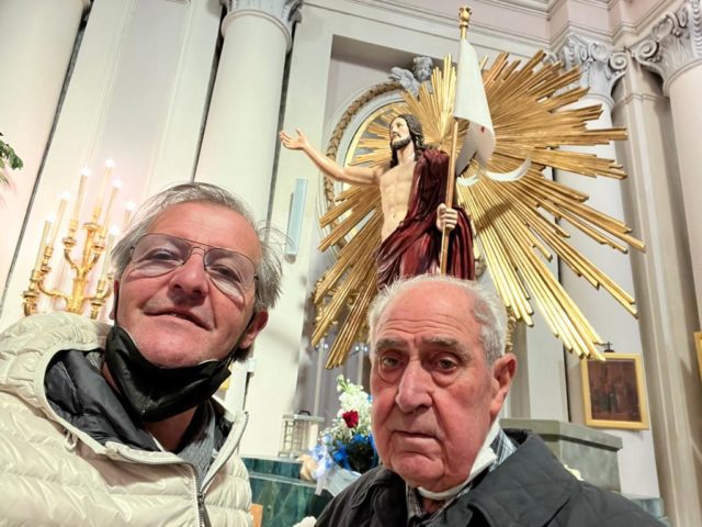 Benedetto Medici con Toni Mancini sotto la statua del Cristo Risorto