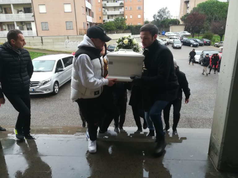 la bara di silvia casanova entra in chiesa portata da amici e parenti