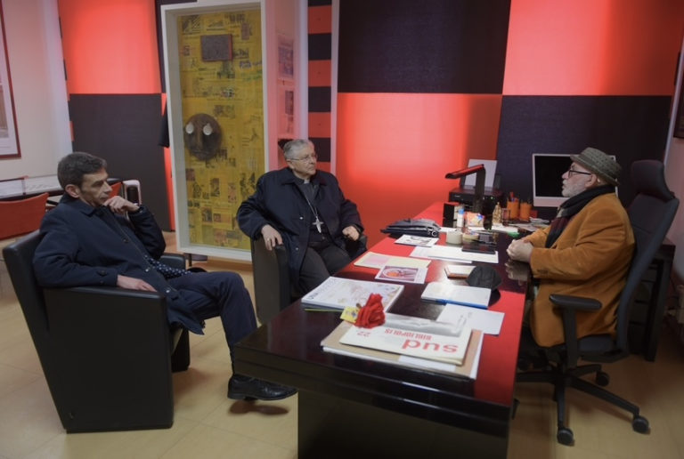 vescovo in biblioteca