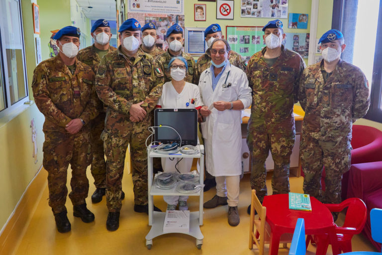 Foto 1. Il personale del Reparto di Pediatria e la rappresentanza dell'AVES