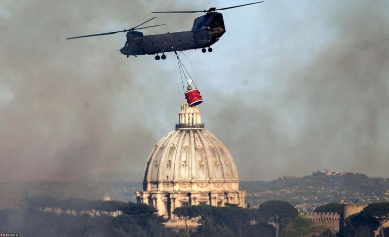 Foto 2. Attività antincendio a Roma del CH-47 nel 2016