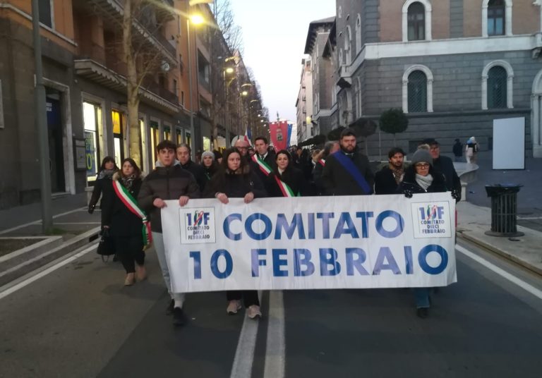 lo striscione che ha aperto il corteo