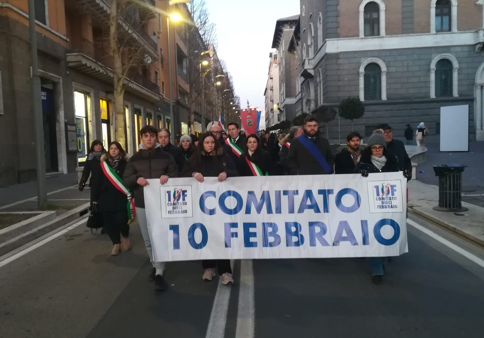 lo striscione che ha aperto il corteo