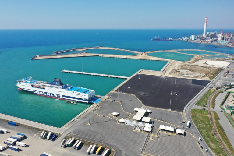 Civitavecchia-piazzale-29-nave-Grimaldi-2