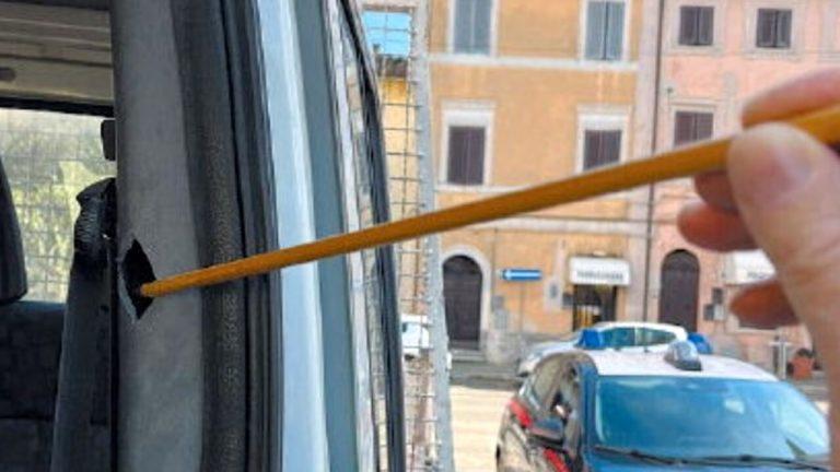 Sfiorato da una freccia mentre è alla guida del furgone