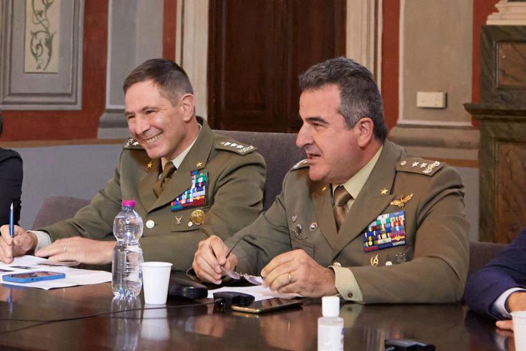 Foto 2. Il Gen. Federici (sx) ed il Gen. Di Stasio (dx)