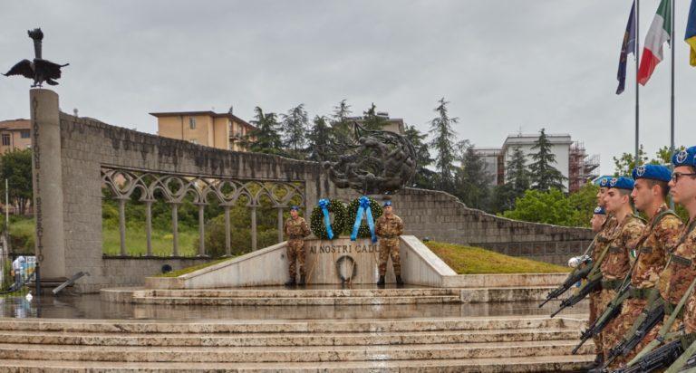 Foto 1. Il Picchetto d'onore ai Caduti presso il monumento nella città di Viterbo