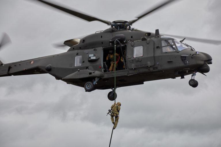Foto 7. Esercitazione con inserzione di personale da elicottero UH-90