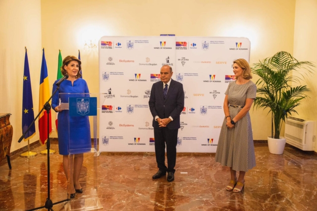 L'ambasciatrice Gabriela Dancau con il giornalista Bruno Vespa e Marinela Ardelean