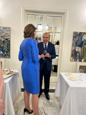 L'ambasciatrice Gabriela Dancau intrattiene l'ospite d'onore Bruno Vespa