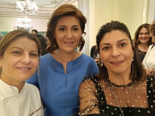 Chef Claudia Catana con l'ambasciatrice Gabriela Dancau e la giornalista Benedetta Ferrari