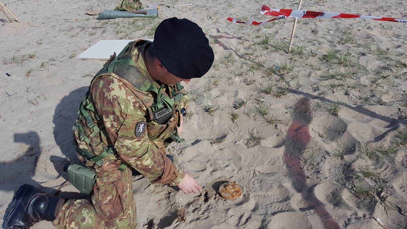 Bomba-a-mano-in-spiaggia