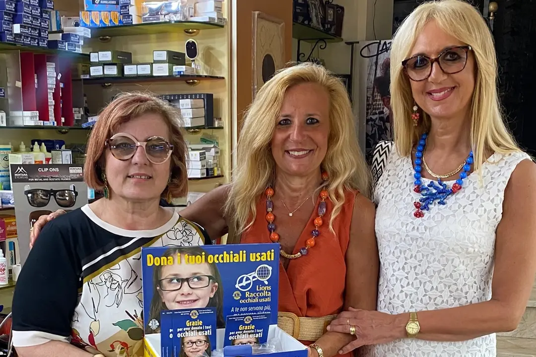 lions club raccolta occhiali