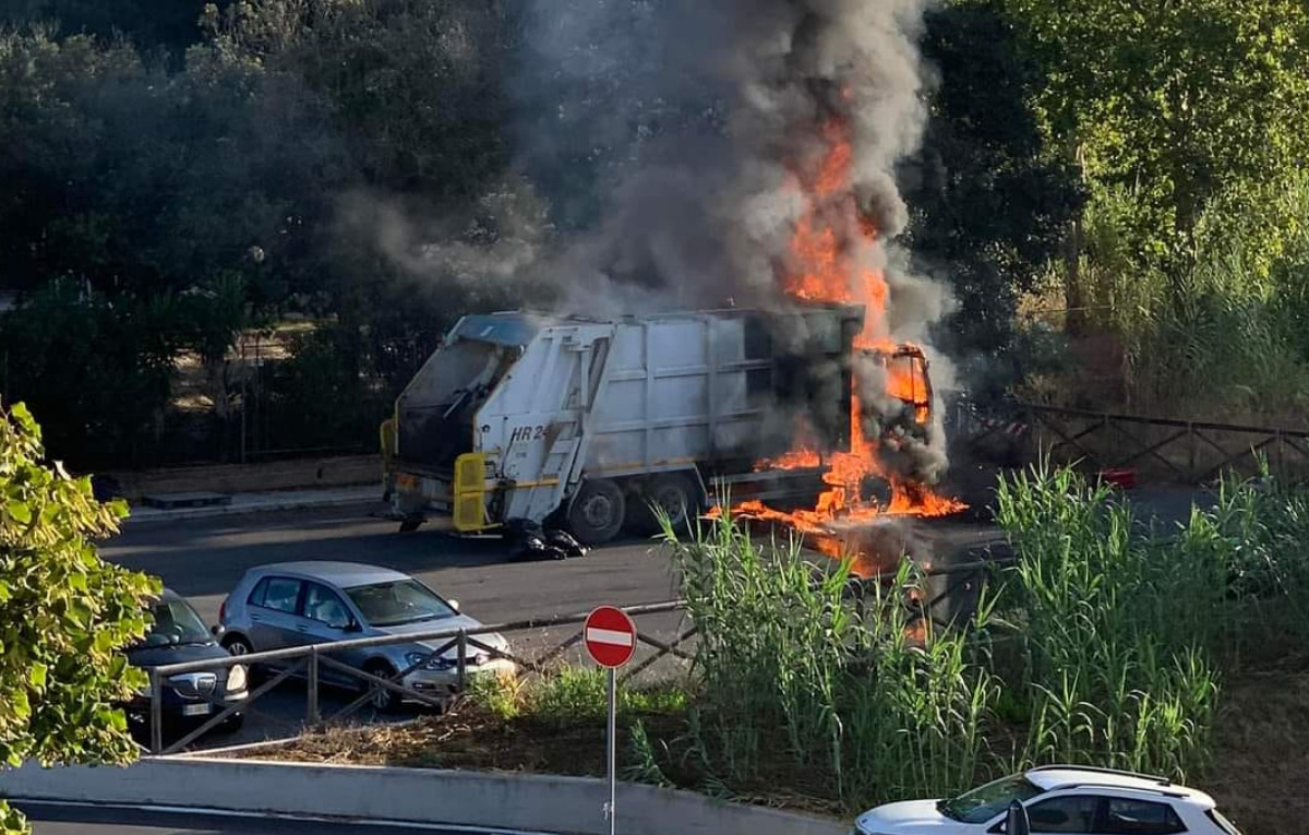 compattatore rifiuti in fiamme