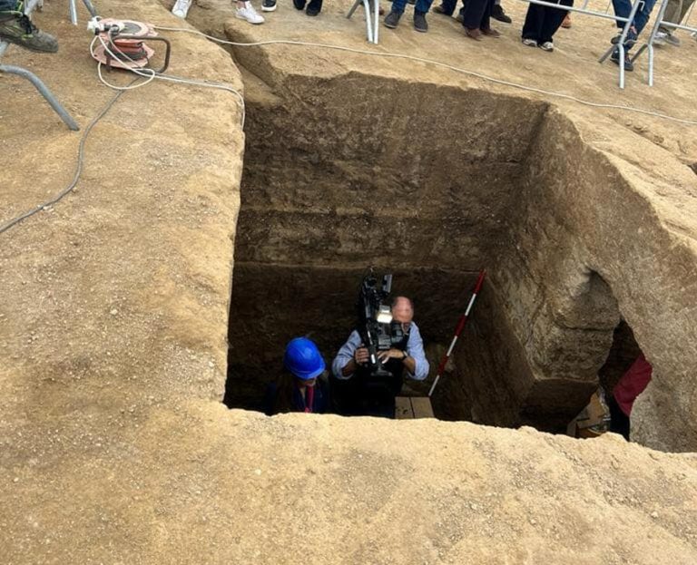Apertura tomba etrusca intatta a Vulci (1)