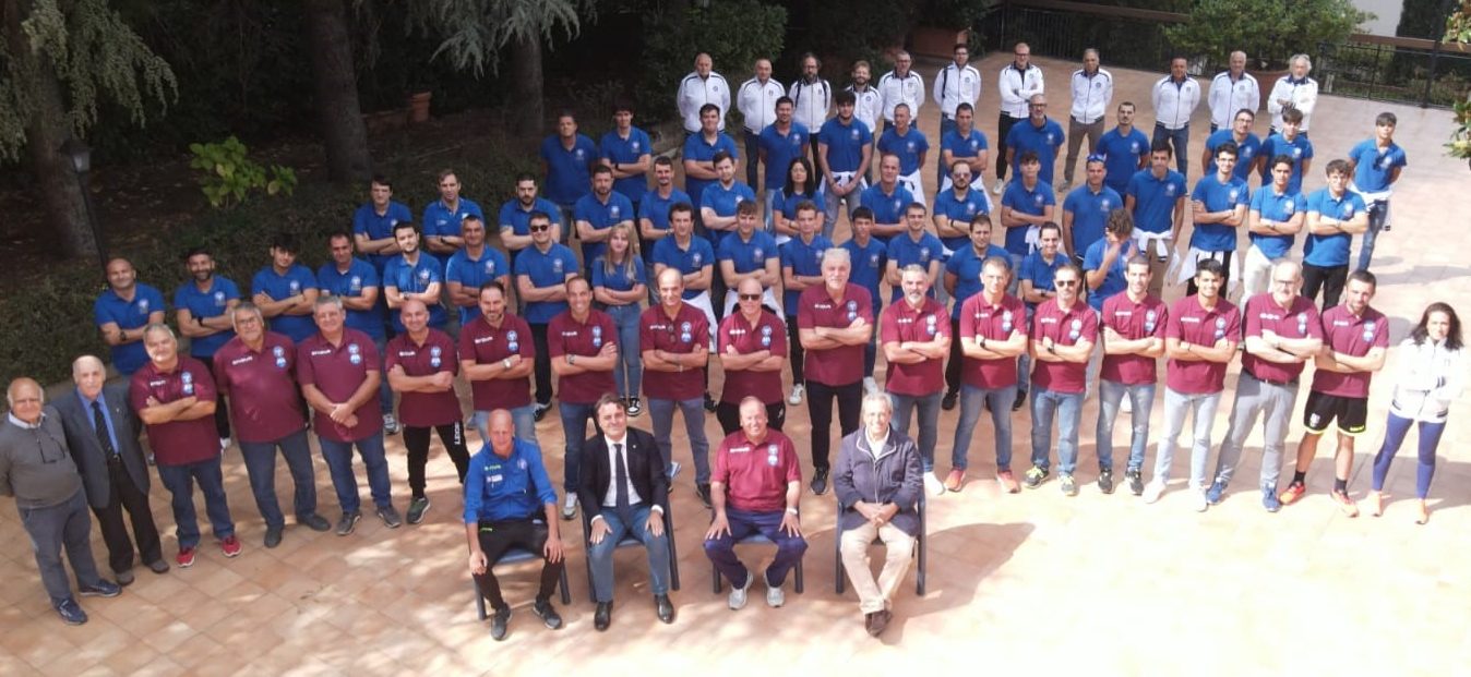 foto finale dei partecipanti al raduno arbitri settembre 2023