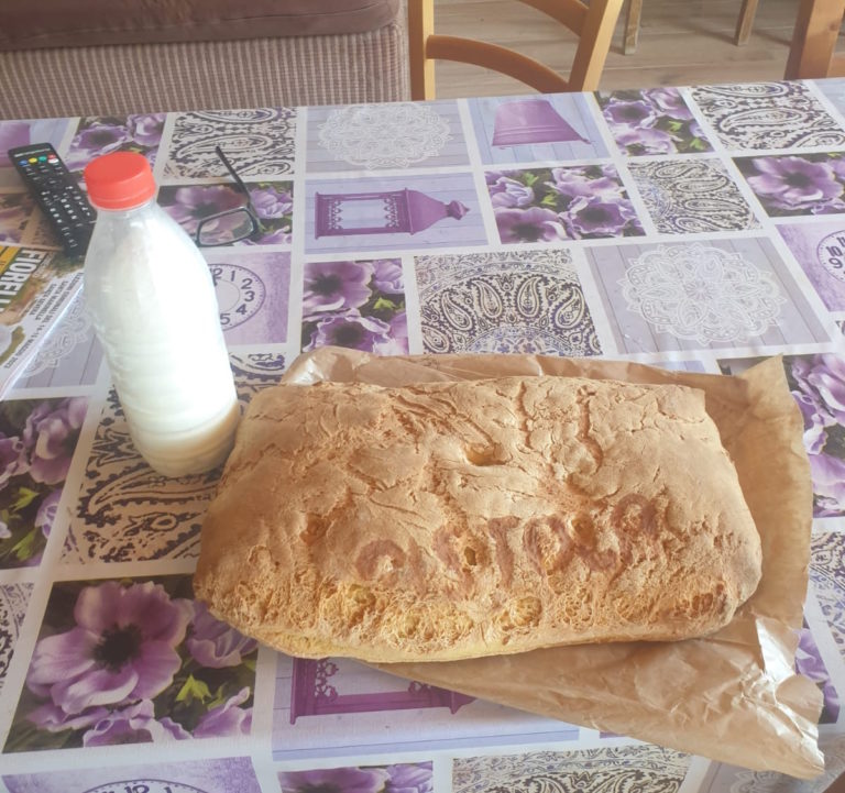 latte d'asina con un filone di pane casareccio