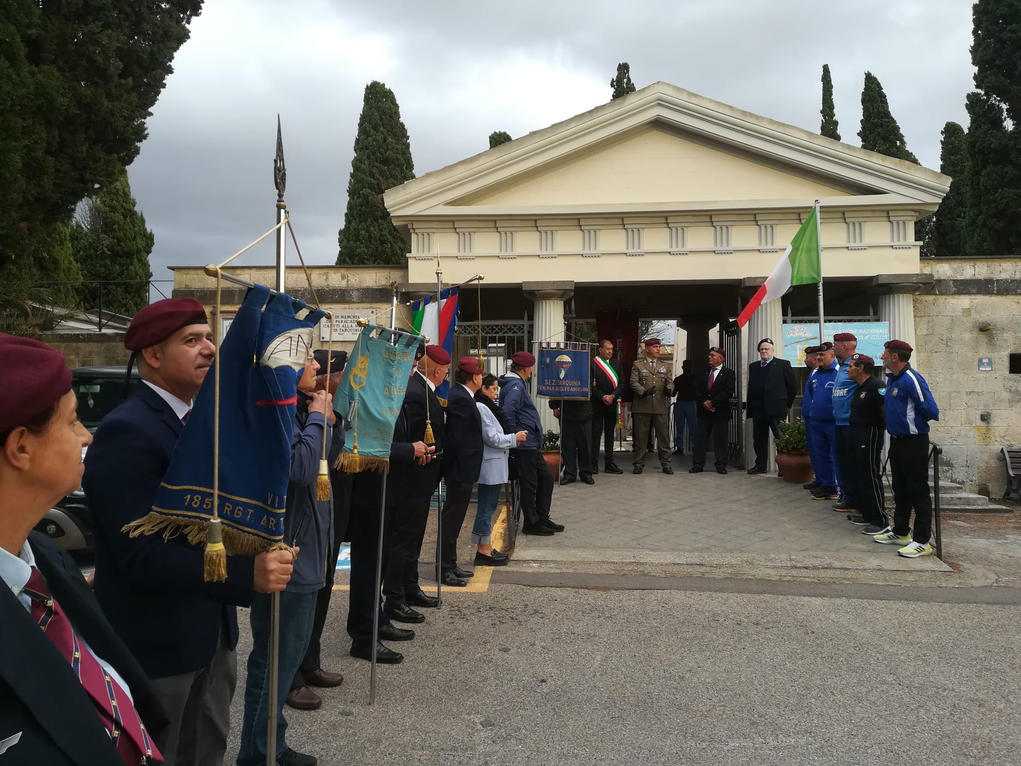 lo schieramento durante la cerimonia a Tarquinia