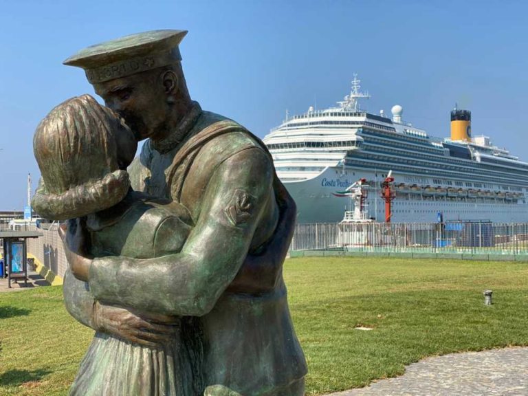 statua-bacio-porto-civitavecchia