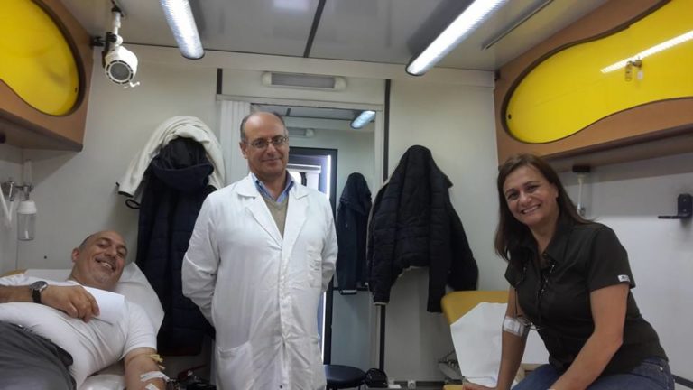 il presidente Bellini con una donatrice e il personale sanitario in una foto d'archivio