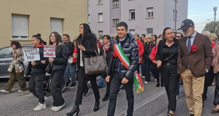 msnifestazione in piazza sulle donne 2