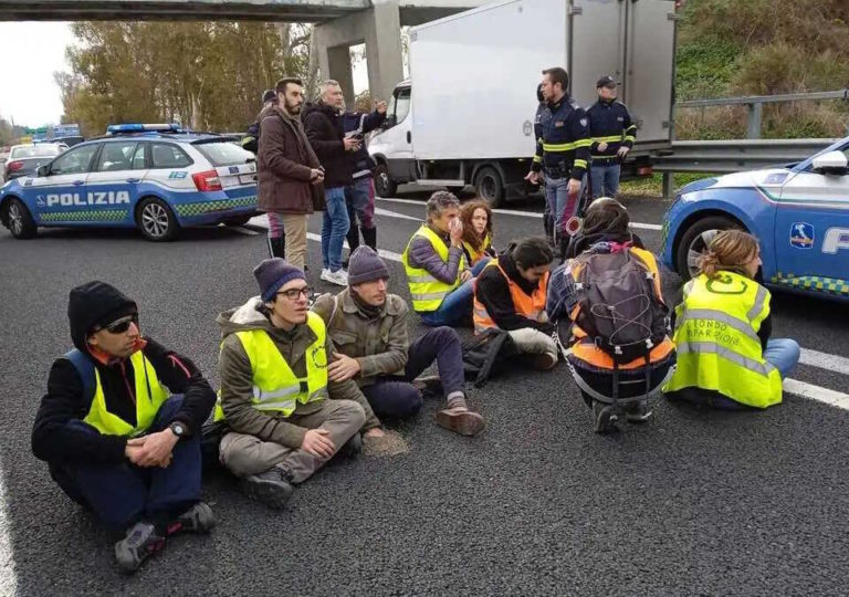 blocco-stradale-ultima-generazione-fiumicino-a12-roma-civitavecchia