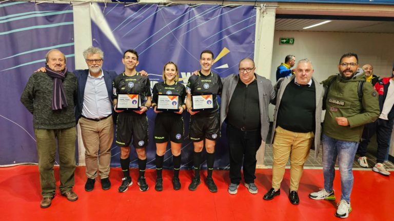 i tre arbitri con i dirigenti arbitrali del Lazio