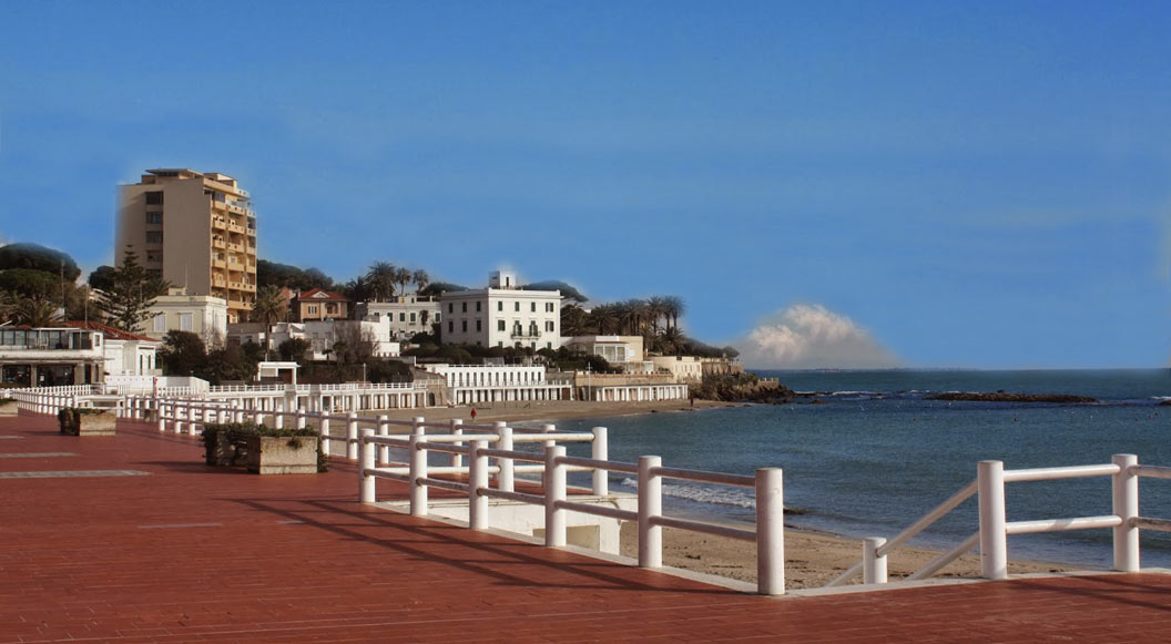 Passeggiata di coppia in spiaggia in prov. di Napoli