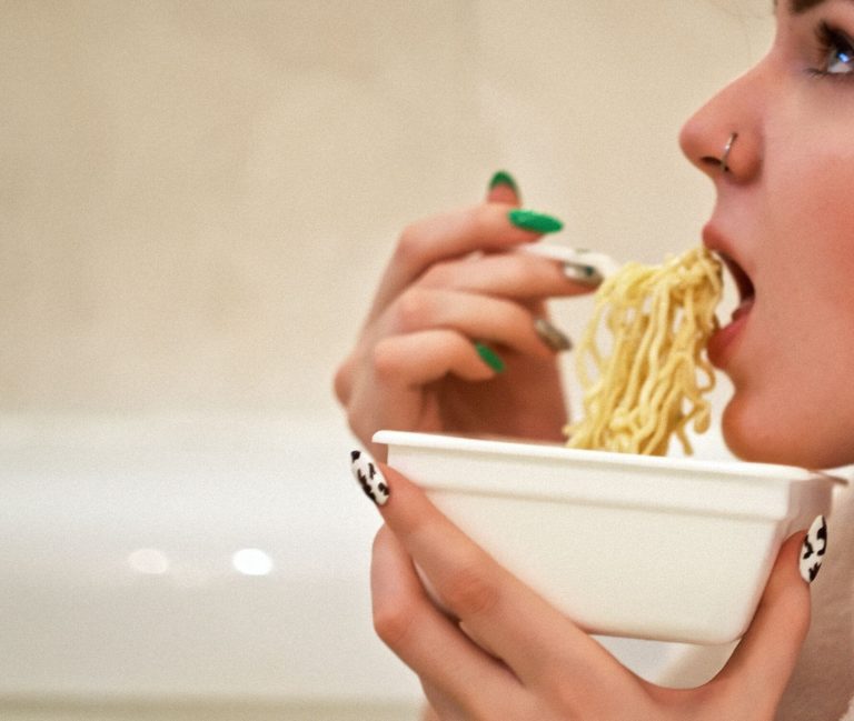 657185ef5ccd4e5aec9e1c8f_Emotional eating o fame emotiva