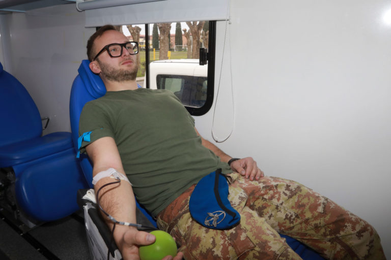 Foto 2. Un basco azzurro durante la donazione di sangue