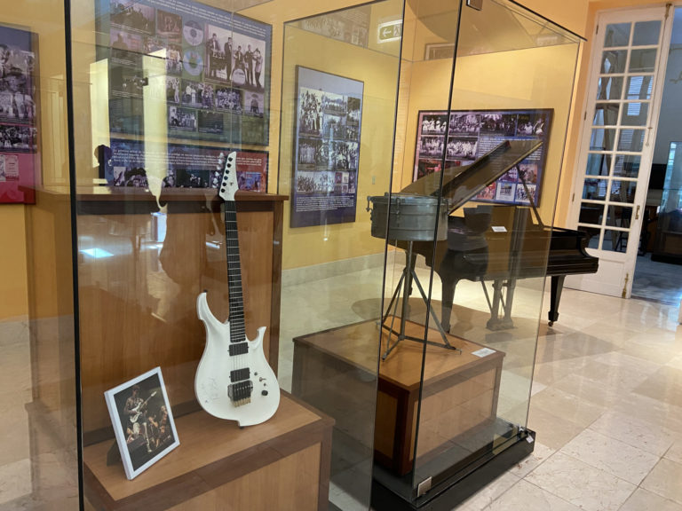Foto-chitarra-esposta-2