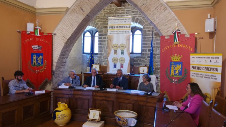 Premio Cerevisia, un momento della proclamazione dei birrifici vincitori. Parla il sindaco di Deruta, Michele Toniaccini