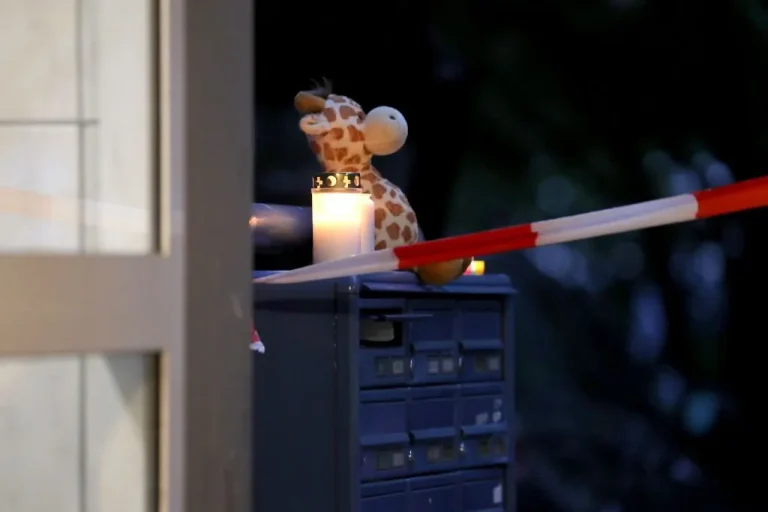 bimbo-morto-impiccato-generica