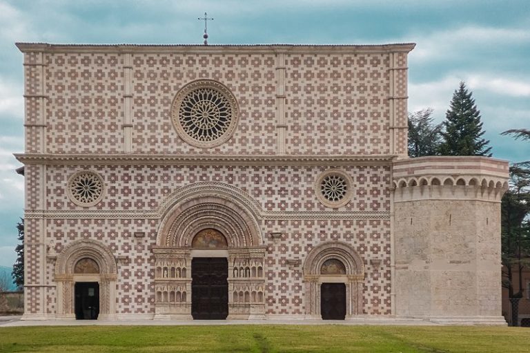 Facciata_della_Basilica_di_Santa_Maria_di_Collemaggio