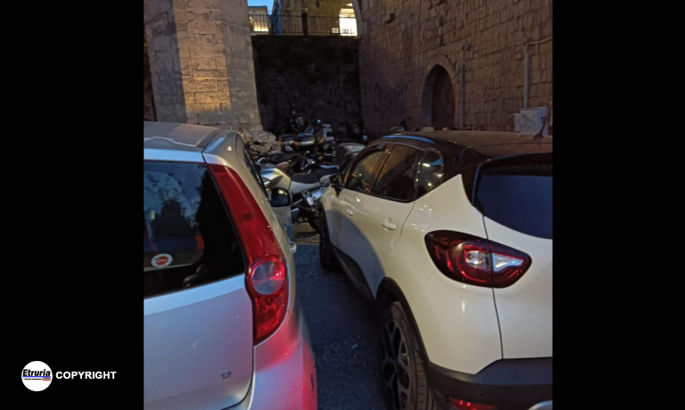 parcheggio abusivo loggia palazzo dei papi
