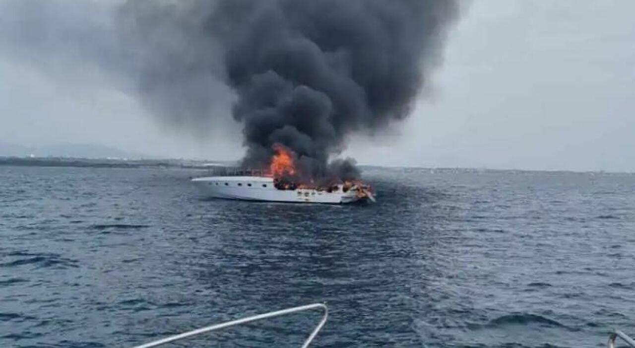 yacht sacconi in fiamme