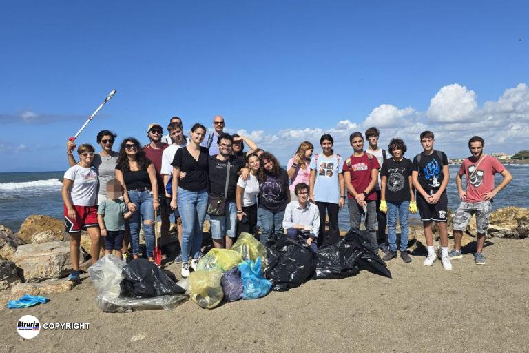 “RipuliAmo la spiaggia”, alcuni dei partecipanti alla raccolta dei rifiuti sull'arenile delle Saline