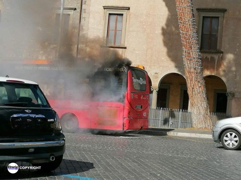 autobus fiamme