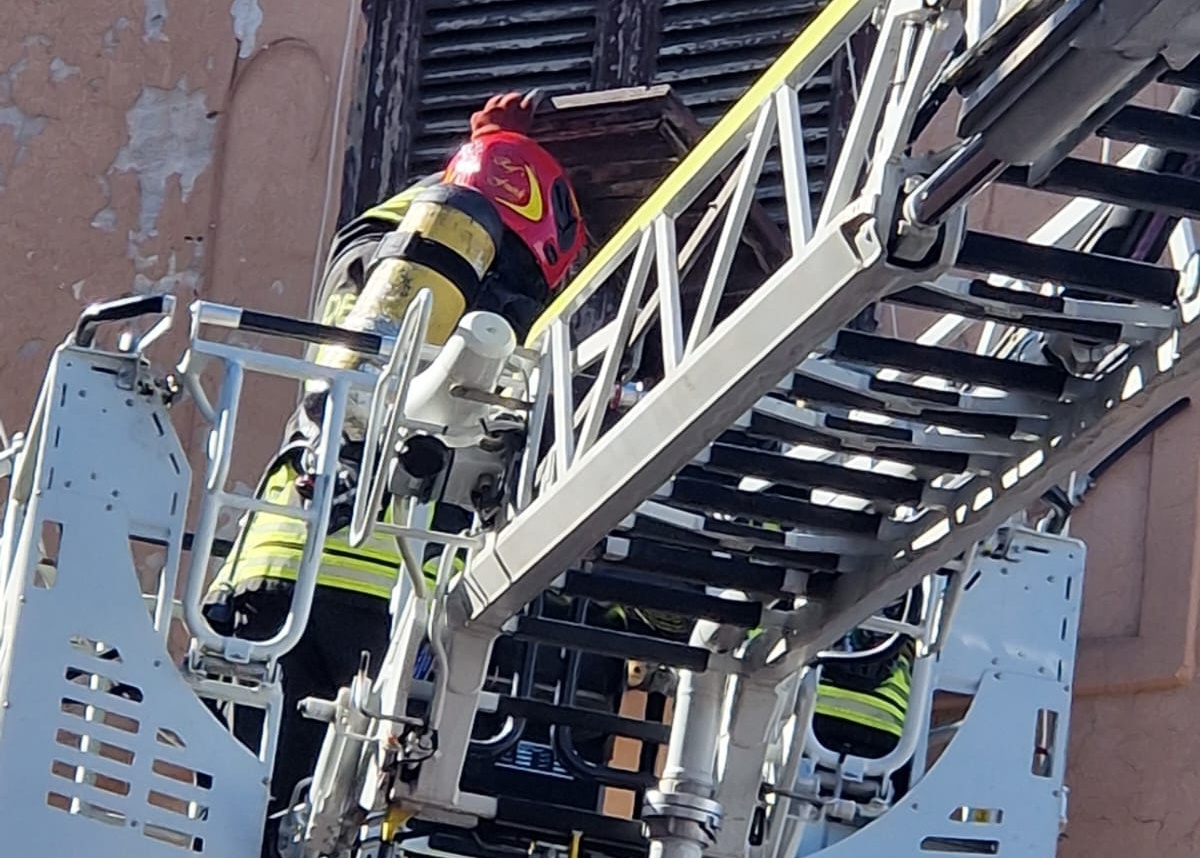 autoscala pompieri - vigili del fuoco - tagliata