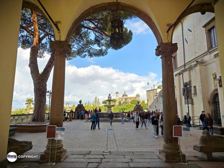 viterbo cortile palazzo dei priori