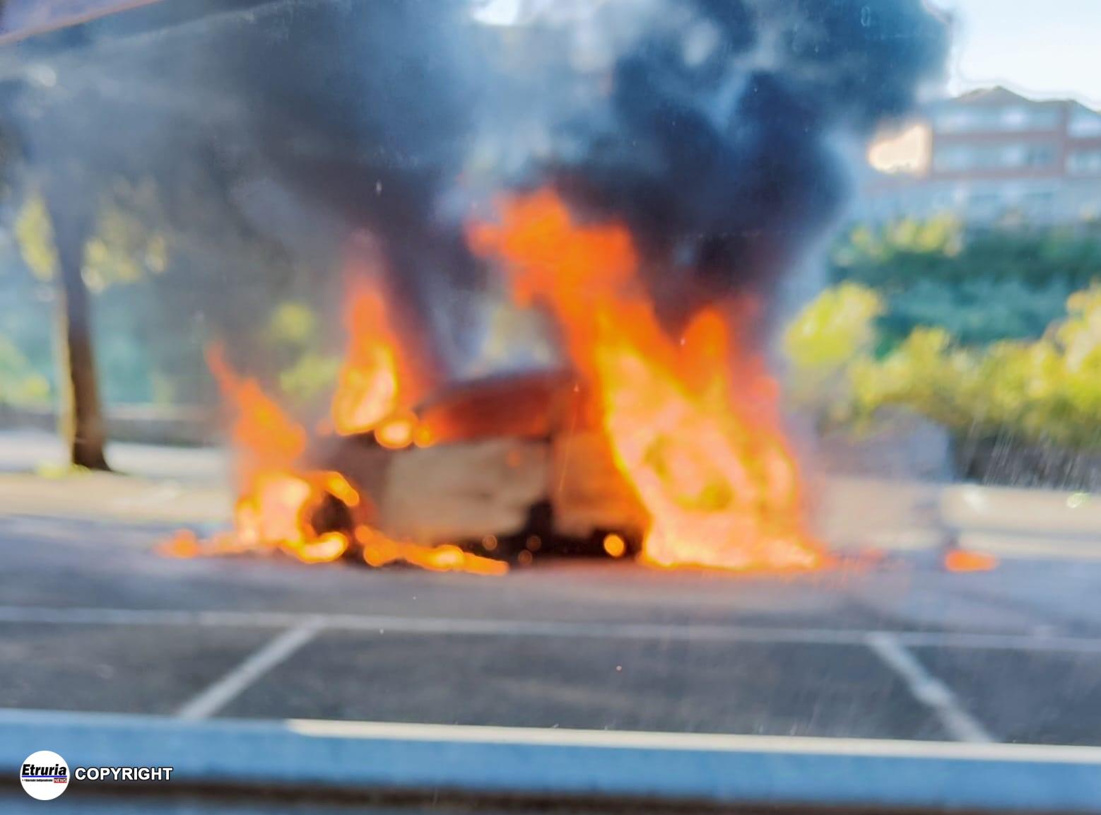 auto in fiamme soriano