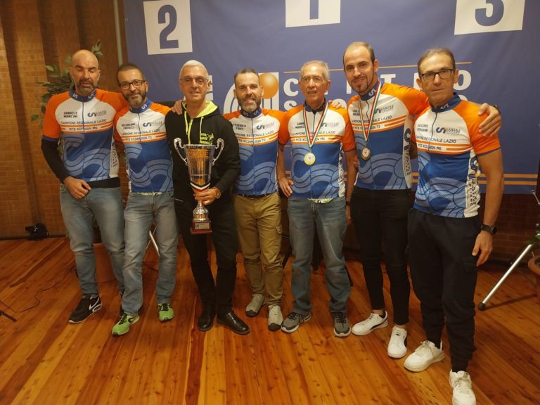 Mtbsan 14112024 Il vice presidente Fabio Pisanelli con i campioni regionali del team (1)