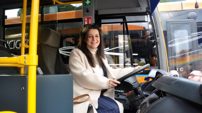 Chiara Frontini su un autobus Francigena