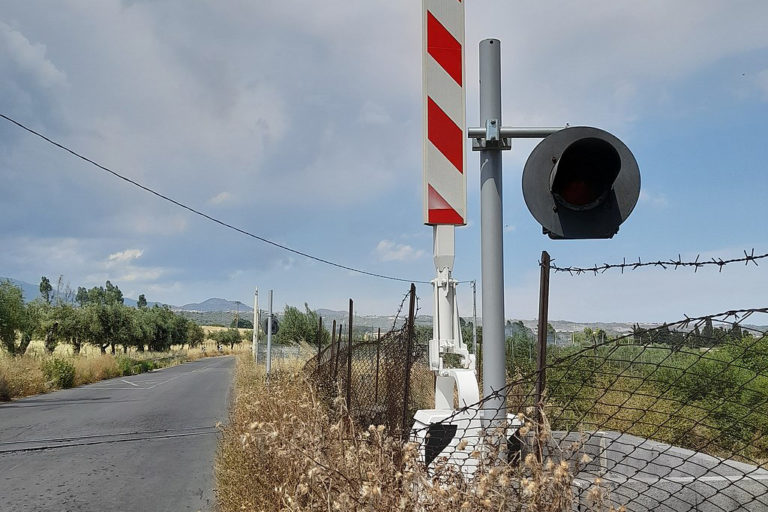 La_segnaletica_luminosa_e_la_barriera_di_un_passaggio_a_livello_automatico_di_tipo_italiano copia