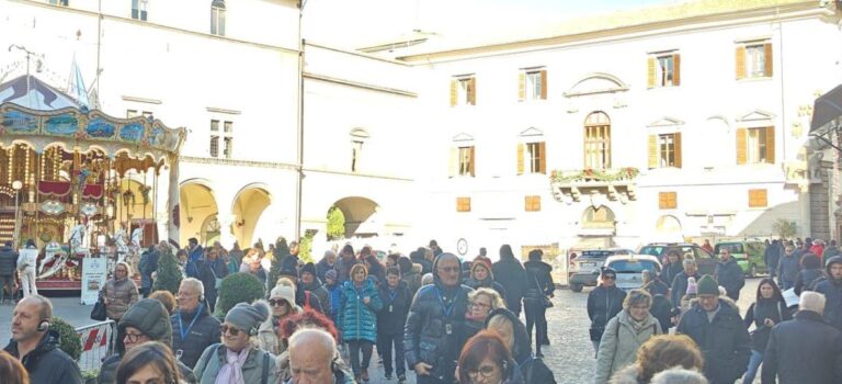viterbo natale centro storico turisti folla
