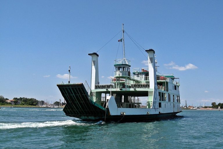 ferry-2081778_960_720