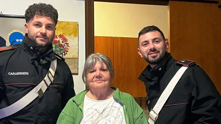 i-due-militari-dell-arma-hanno-portato-alla-signora-una-torta-per-festeggiare-il-suo-81esimo-compleanno