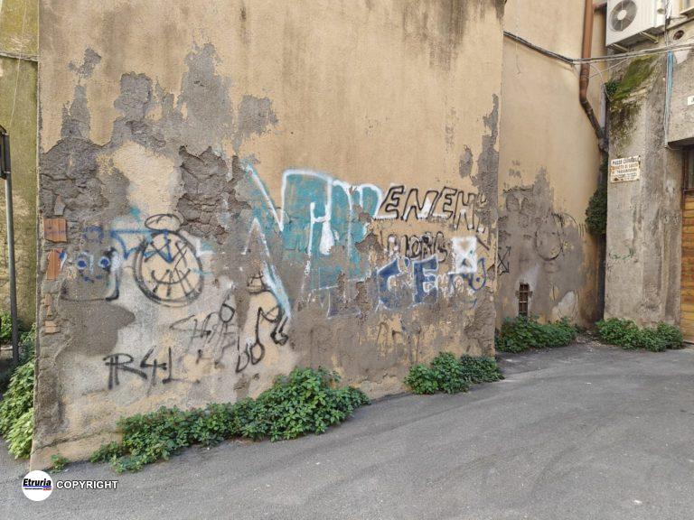 largo marconi centro storico viterbo degrado (8)