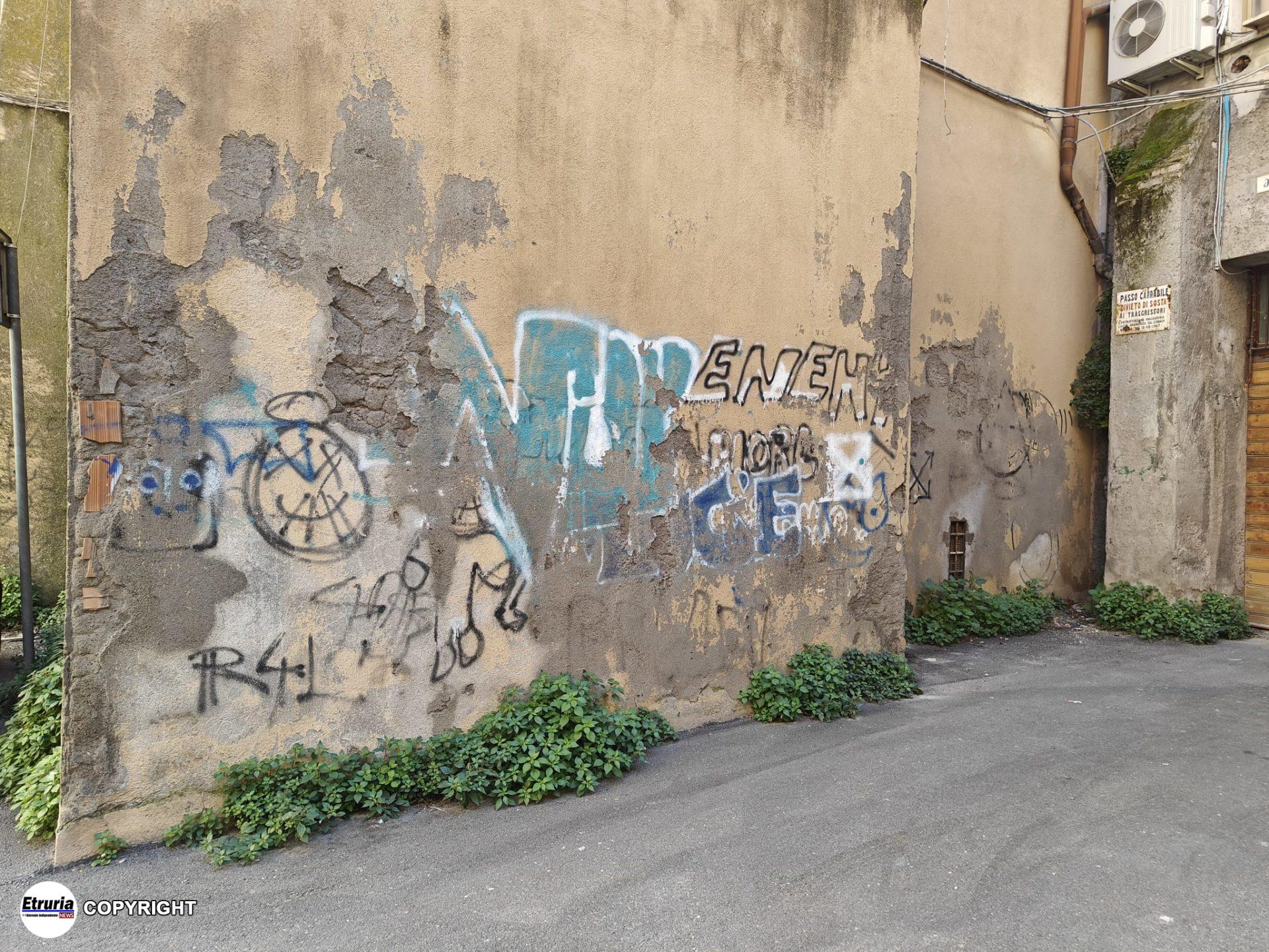 largo marconi centro storico viterbo degrado (8)